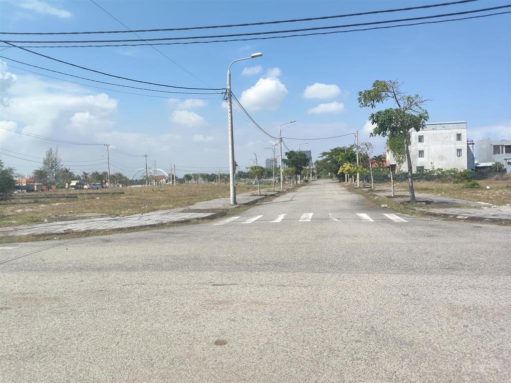 Hot! biển đn dt 110m2, giá 3 tỷ, ngang 5m, cách sông 300m, đi bộ ra biển, sổ đỏ sẵn, hạ tầng full