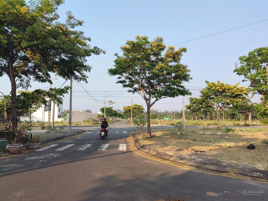 Đất cạnh sông cổ cò, dt 100m2, sạch đẹp, ngang 5 m, hạ tầng hoàn chỉnh điện nước, cách biển 1.5 km.