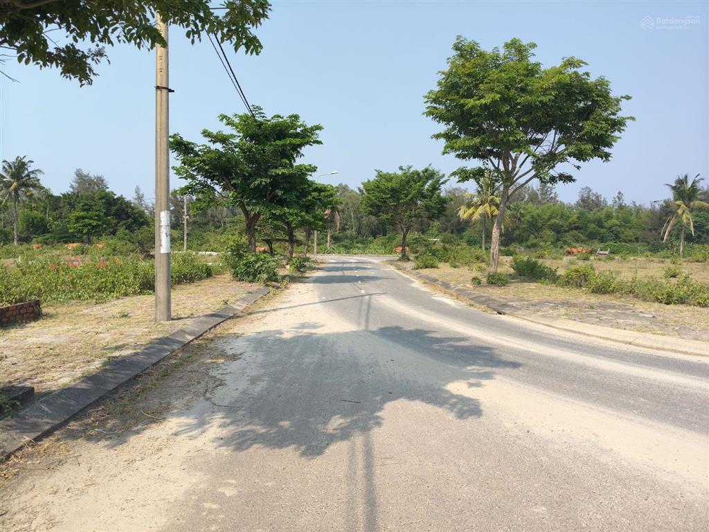 Đất cạnh sông cổ cò, dt 100m2, sạch đẹp, ngang 5 m, hạ tầng hoàn chỉnh điện nước, cách biển 1.5 km.