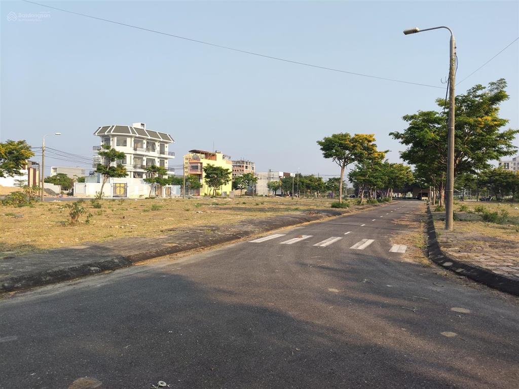 Đất cạnh sông cổ cò, dt 100m2, sạch đẹp, ngang 5 m, hạ tầng hoàn chỉnh điện nước, cách biển 1.5 km.