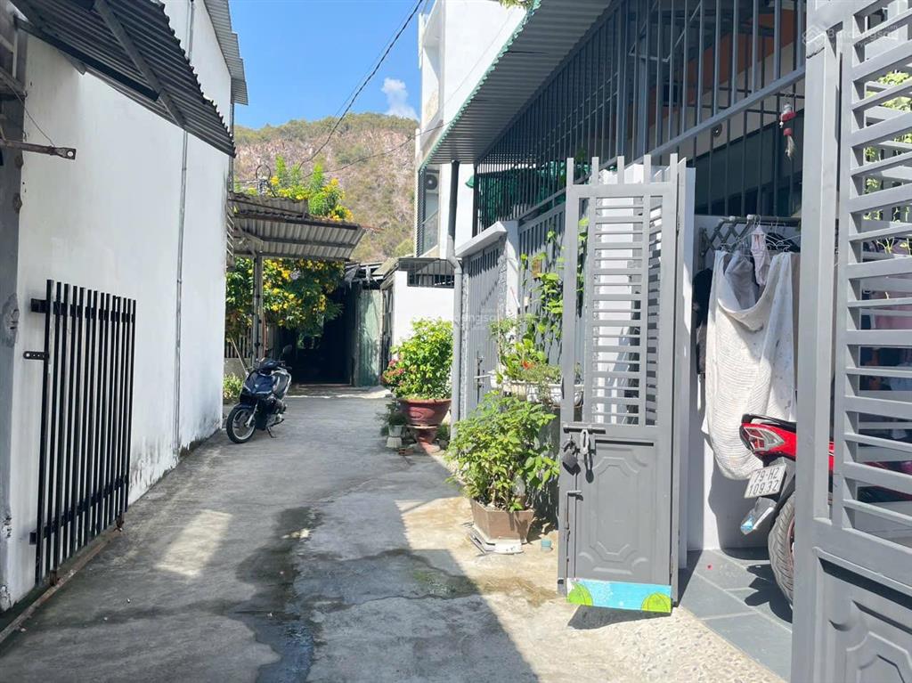 Bán đất giá tốt hẻm trần phú, 2,7 tỷ, 60m2 full thổ, hàng hiếm tại nha trang hot!