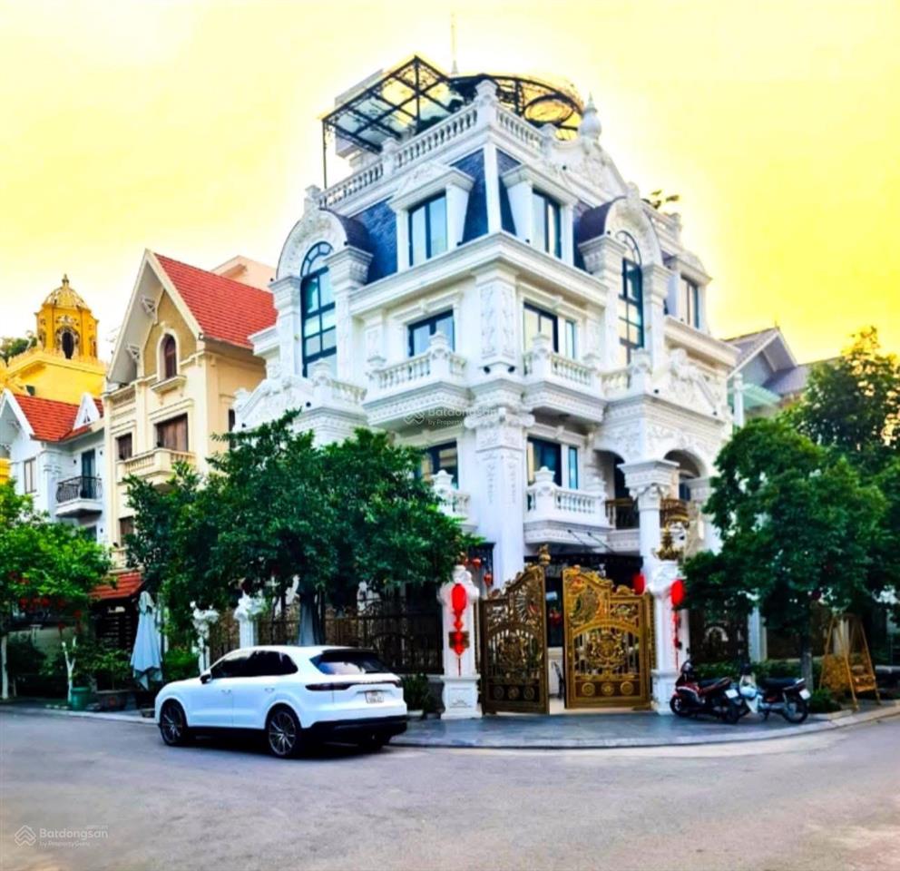 Biệt thự đơn lập góc 250m. 5 tầng thang máy. full nội thất. kdt việt hưng long biên