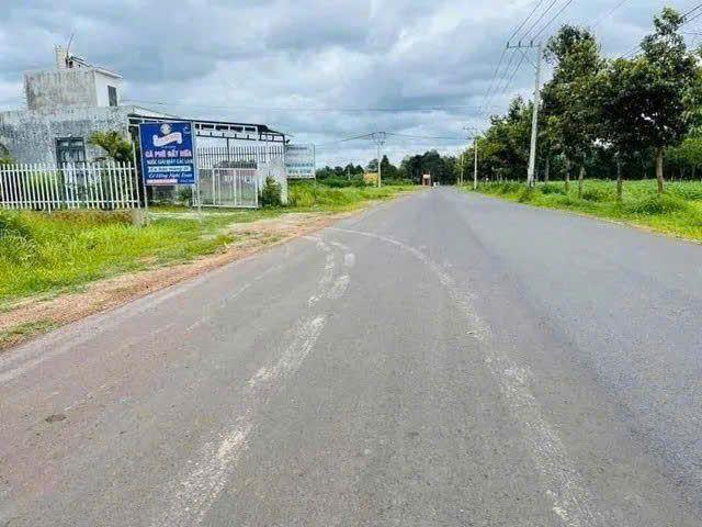 KẸT TIỀN CẦN BÁN GẤP LÔ ĐẤT MẶT TIỀN ĐƯỜNG NHỰA 450M2 CÓ THỔ CƯ XÂY TỰ DO