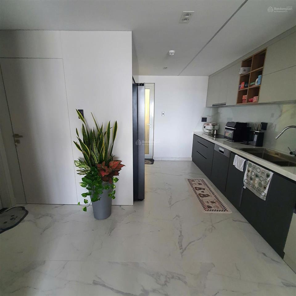 Chính chủ cần bán lại căn hộ cao cấp hùng vương plaza, 3pn, nhà thiết kế nội thất cao cấp