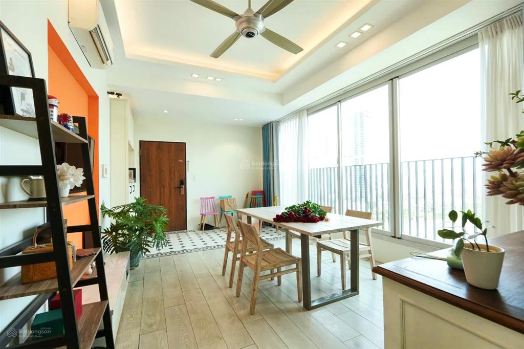 Cần bán căn hộ star hill, 2pn, lầu cao, hướng mát đón lộc, sổ hồng sang tên ngay