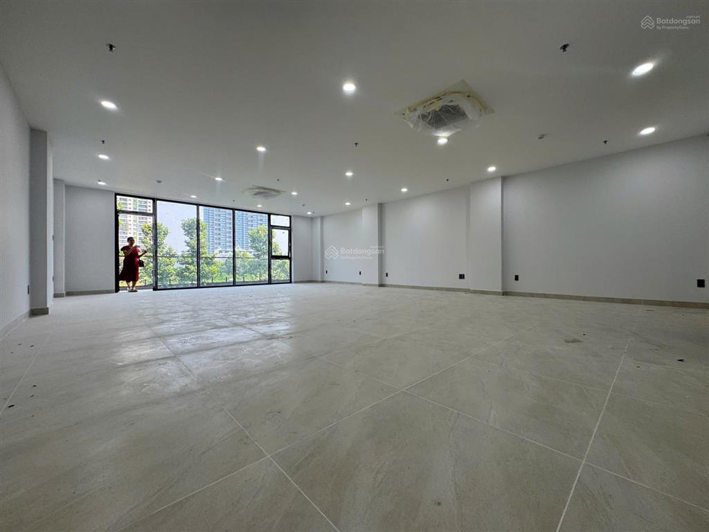 Toà nhà cho thuê khu đảo kim cương q2. dt 8x20m, hầm 6 tầng, thang máy, máy lạnh, pccc. giá 145tr