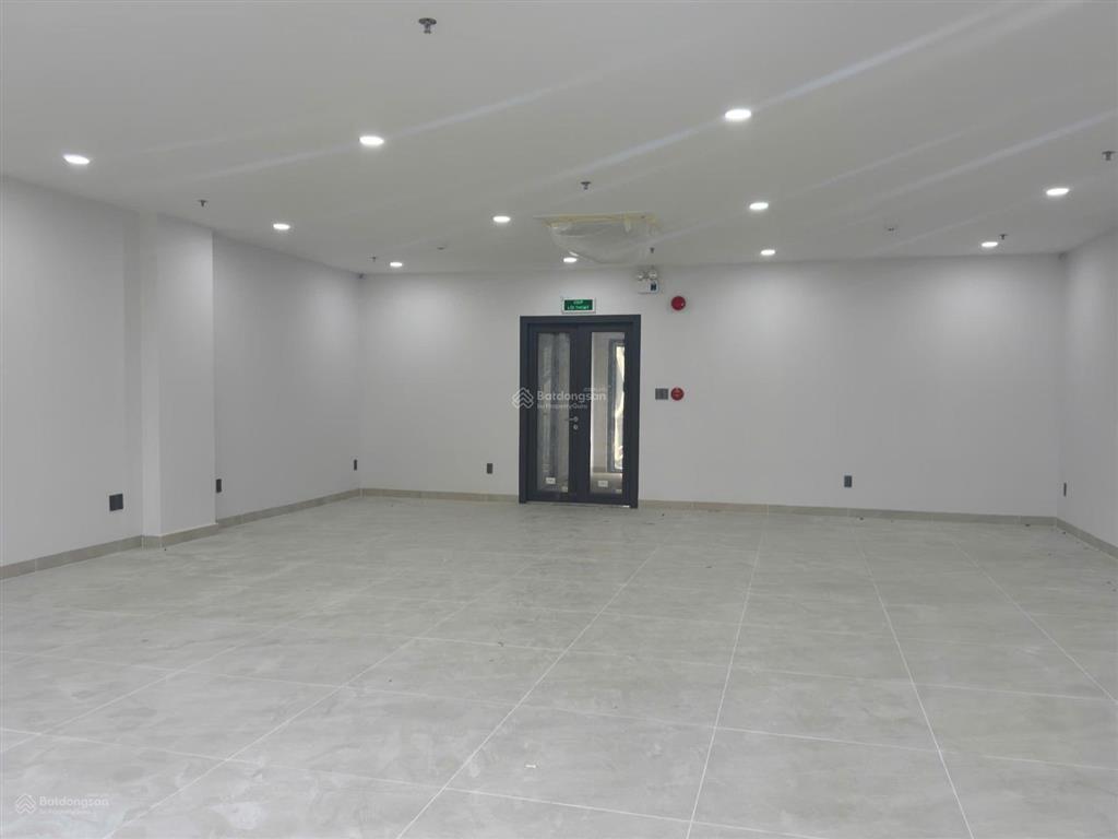 Toà nhà cho thuê khu đảo kim cương q2. dt 8x20m, hầm 6 tầng, thang máy, máy lạnh, pccc. giá 145tr
