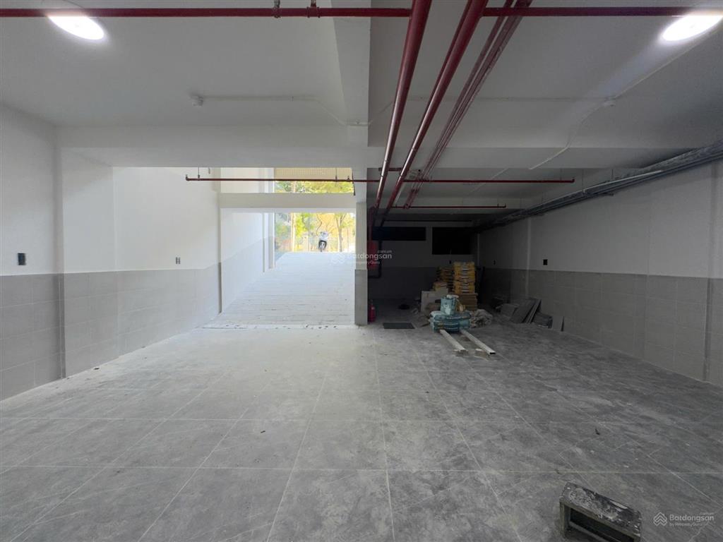 Toà nhà cho thuê khu đảo kim cương q2. dt 8x20m, hầm 6 tầng, thang máy, máy lạnh, pccc. giá 145tr