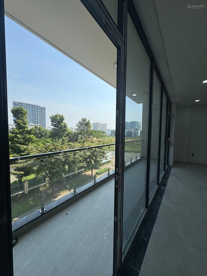Toà nhà cho thuê khu đảo kim cương q2. dt 8x20m, hầm 6 tầng, thang máy, máy lạnh, pccc. giá 145tr