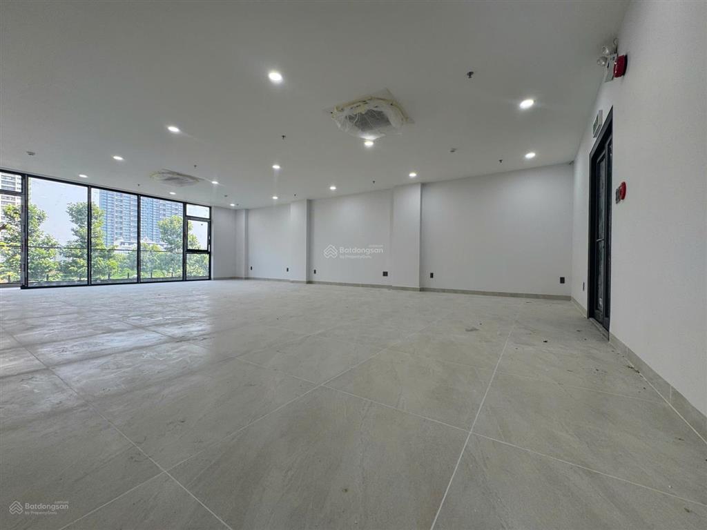 Toà nhà cho thuê khu đảo kim cương q2. dt 8x20m, hầm 6 tầng, thang máy, máy lạnh, pccc. giá 145tr