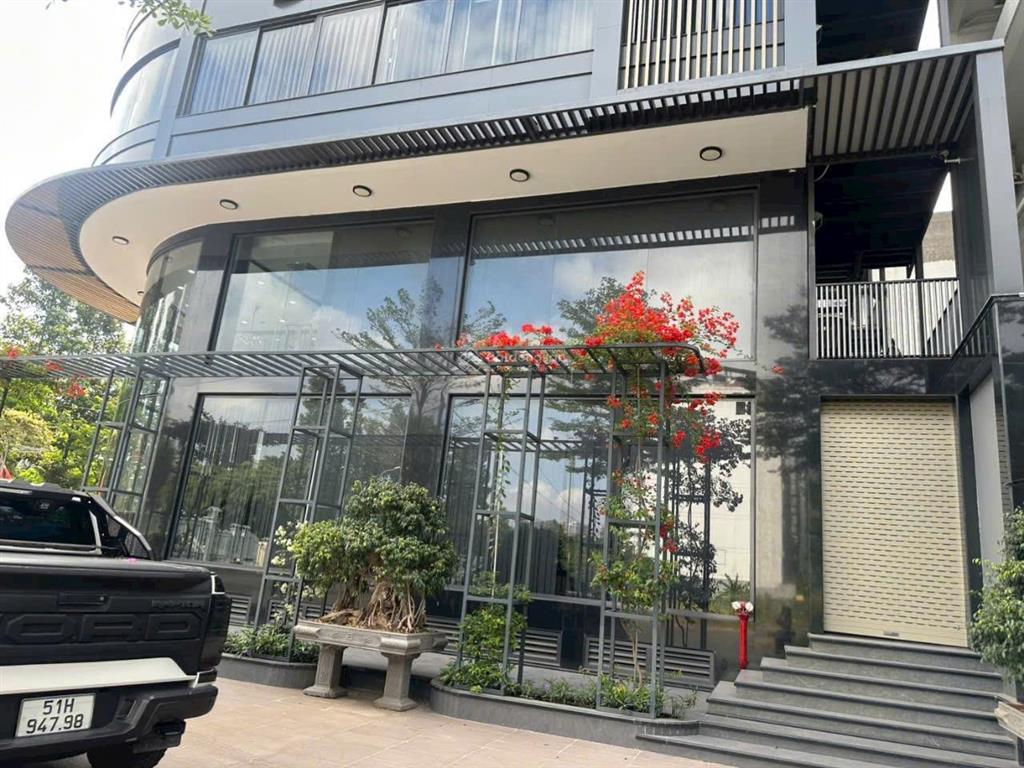 Tòa building góc 2 mặt tiền quận 2. dt 16x20m, hầm 7 lầu, thang máy, máy lạnh, pccc. giá 500tr