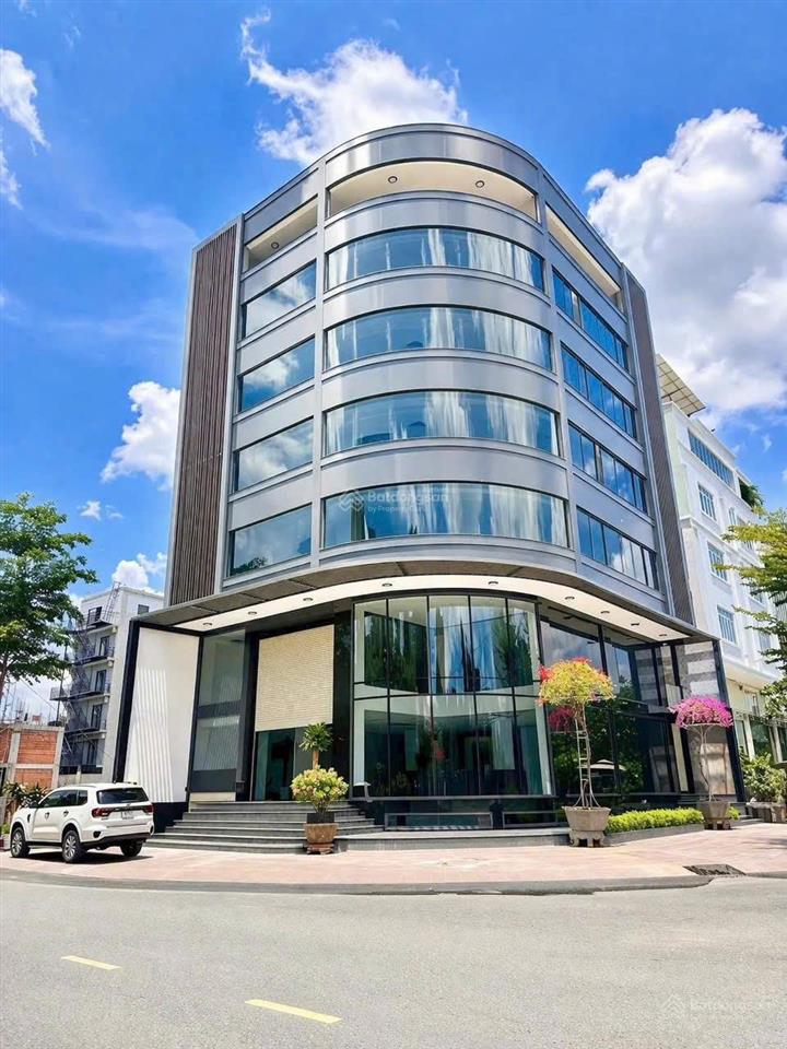 Tòa building góc 2 mặt tiền quận 2. dt 16x20m, hầm 7 lầu, thang máy, máy lạnh, pccc. giá 500tr