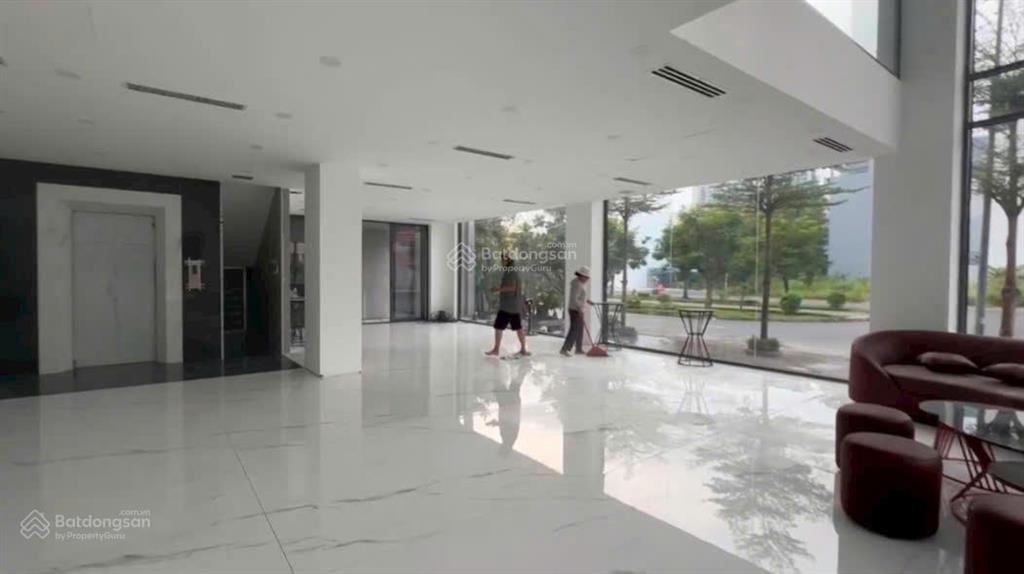 Tòa building góc 2 mặt tiền quận 2. dt 16x20m, hầm 7 lầu, thang máy, máy lạnh, pccc. giá 500tr