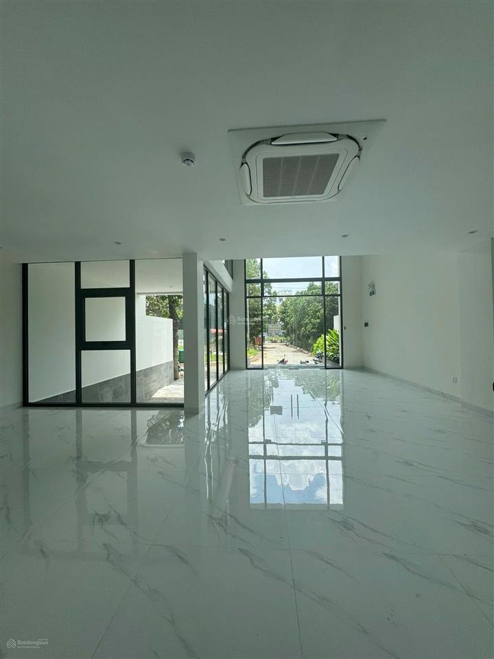Cho thuê văn phòng ngay tt đảo kim cương quận 2. dt 8x18m, hầm 4 tầng, máy lạnh, pccc. giá 85tr/th