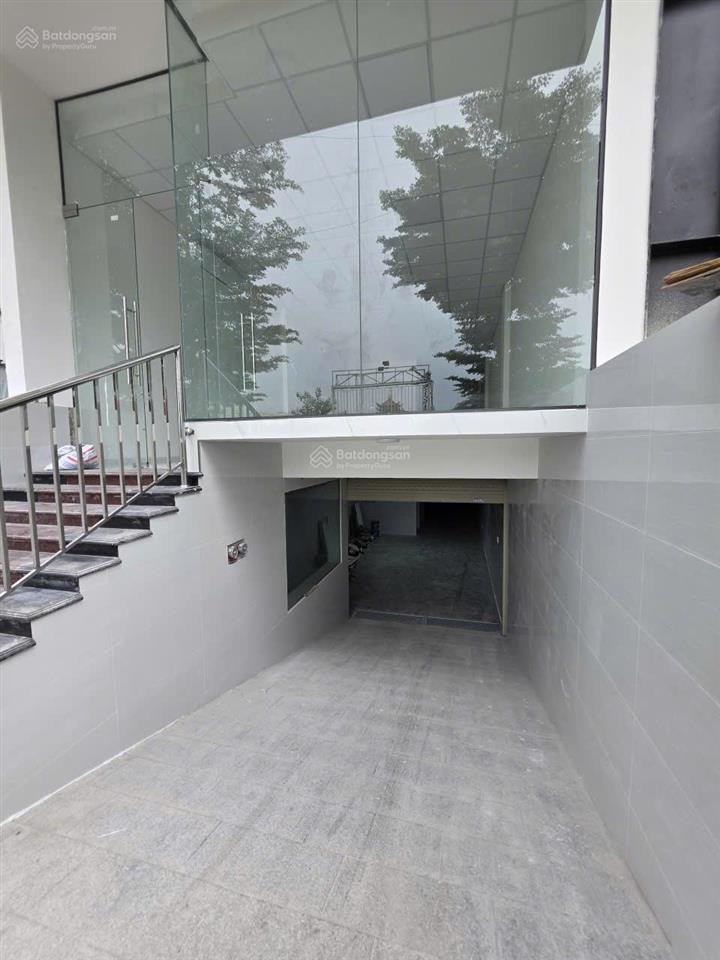 Cho thuê nhà 5x27m, hầm 4 tầng trống, ngay đường lương định của thang máy máy lạnh, pccc giá 90tr