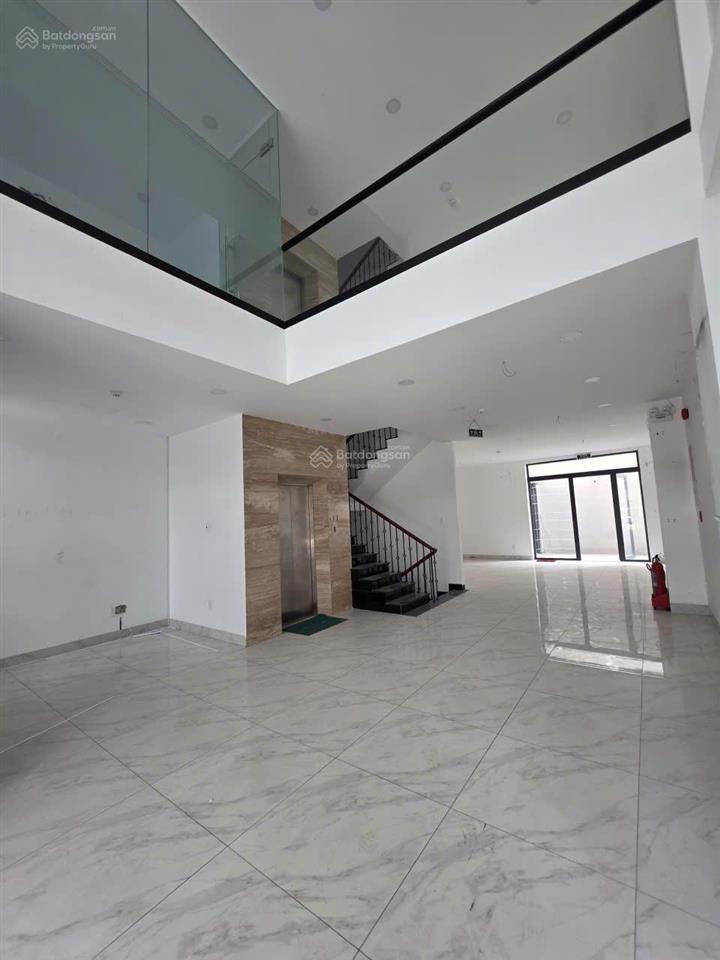 Tòa nhà văn phòng dt 9x21m, hầm 7 tầng cho thuê đường bát nàn, khu đảo kim cương quận 2. giá 150tr