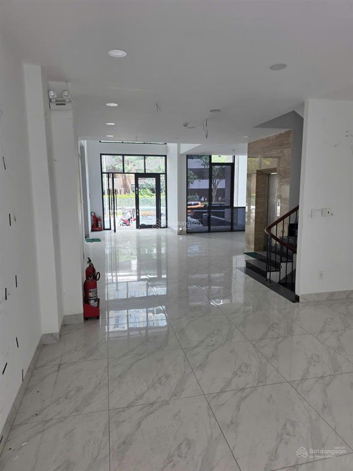 Tòa nhà văn phòng dt 9x21m, hầm 7 tầng cho thuê đường bát nàn, khu đảo kim cương quận 2. giá 150tr