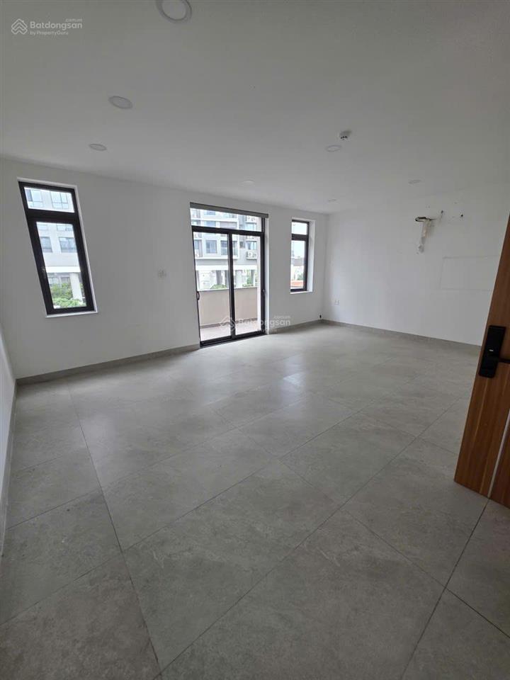 Tòa nhà văn phòng dt 9x21m, hầm 7 tầng cho thuê đường bát nàn, khu đảo kim cương quận 2. giá 150tr