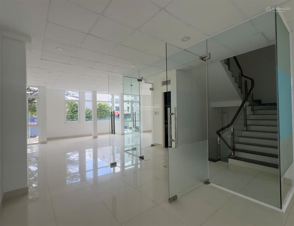 Nhà cho thuê khu đảo kim cương quận 2. dt 8x20m, hầm 4 tầng, 3 phòng cn. có máy lạnh. giá 70 triệu