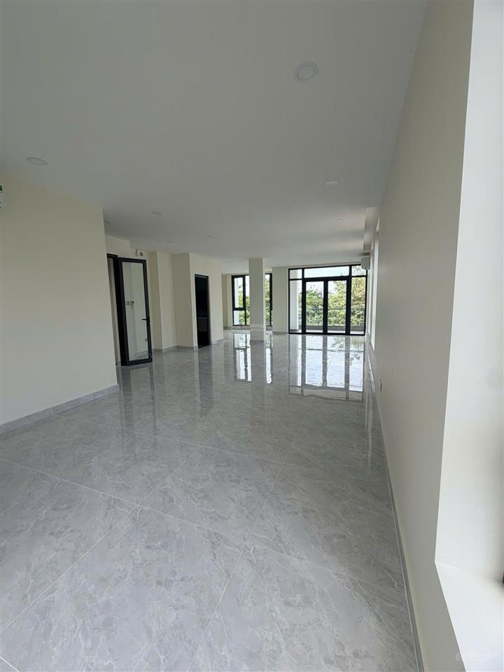 Nhà cho thuê dt 10x18m, hầm 4 tầng khu thạnh mỹ lợi, quận 2. thang máy, máy lạnh, pccc. giá 90tr/th