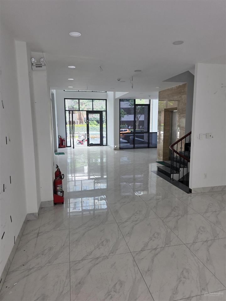 Tòa nhà dt 9x21m, hầm 7 tầng mặt tiền bát nàn khu đảo kim cương q2. thang máy, pccc. giá 117 triệu