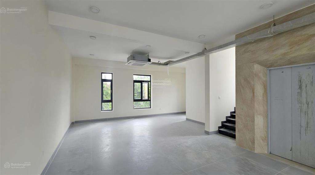 Nhà góc 2mt đường nguyễn văn kỉnh q2 cho thuê. dt 10x20m, hầm 4 tầng thang máy, máy lạnh. giá 90tr