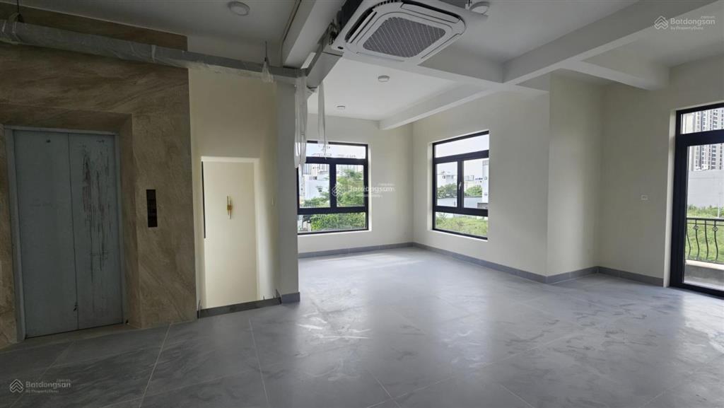Nhà góc 2mt đường nguyễn văn kỉnh q2 cho thuê. dt 10x20m, hầm 4 tầng thang máy, máy lạnh. giá 90tr