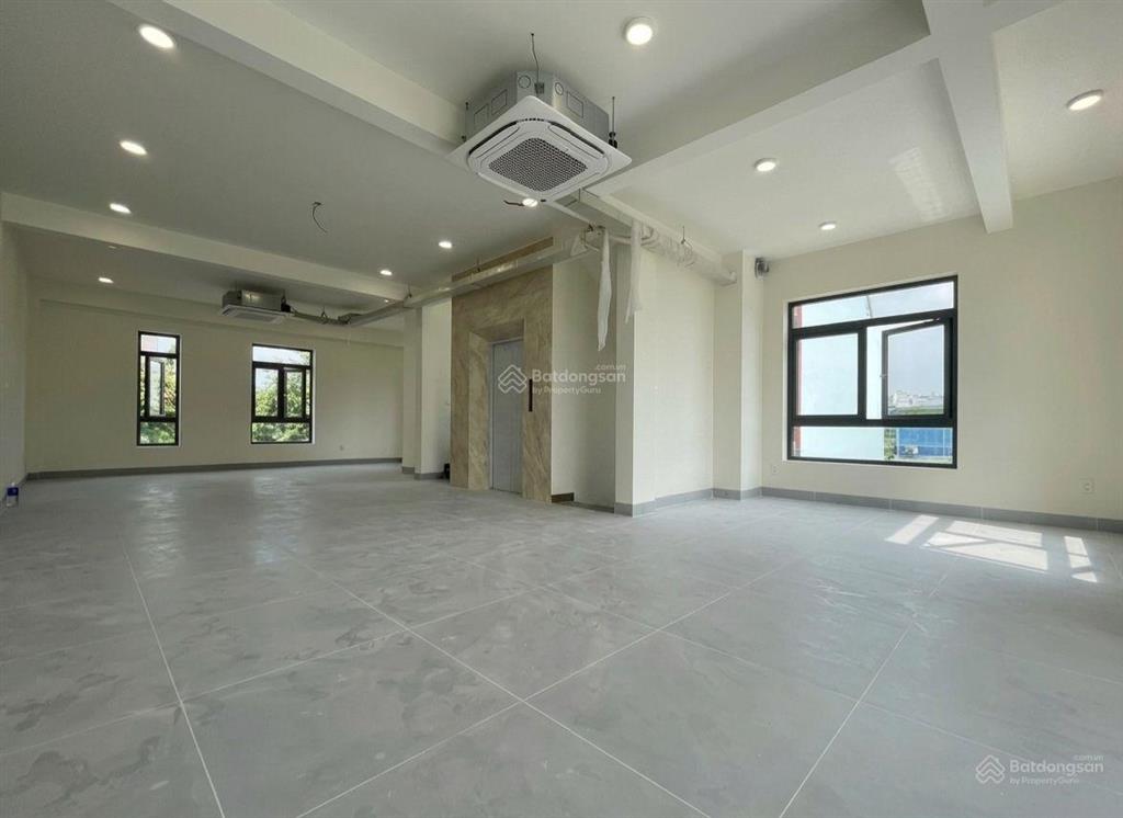 Nhà góc 2mt đường nguyễn văn kỉnh q2 cho thuê. dt 10x20m, hầm 4 tầng thang máy, máy lạnh. giá 90tr