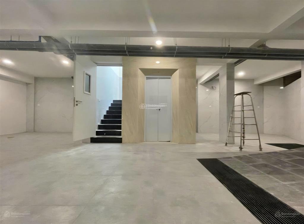 Nhà góc 2mt đường nguyễn văn kỉnh q2 cho thuê. dt 10x20m, hầm 4 tầng thang máy, máy lạnh. giá 90tr