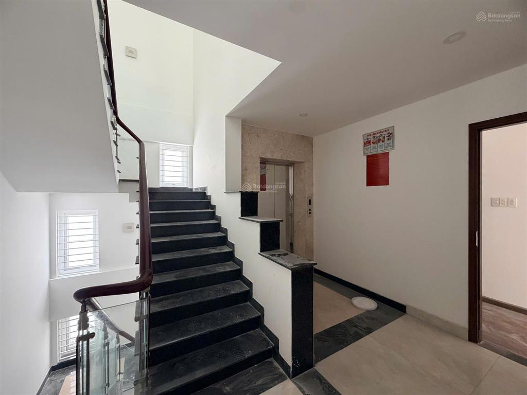 Nhà cho thuê dt 8x20m, hầm 4 tầng, 3p đường trương văn bang quận 2. thang máy, máy lạnh giá 70tr