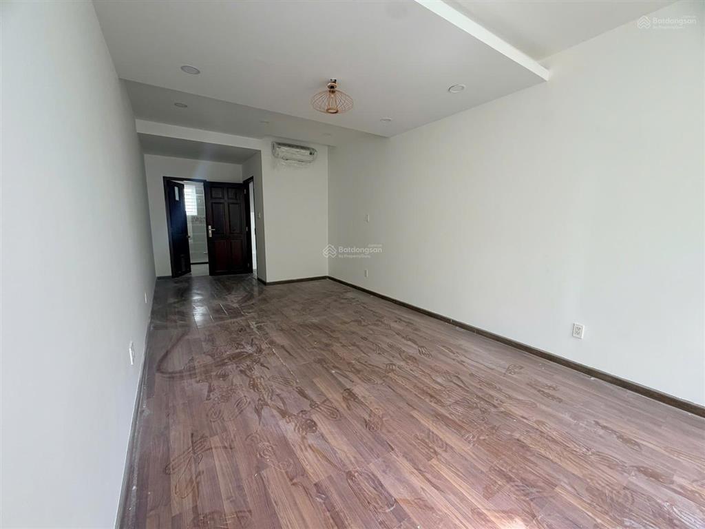 Nhà cho thuê dt 8x20m, hầm 4 tầng, 3p đường trương văn bang quận 2. thang máy, máy lạnh giá 70tr