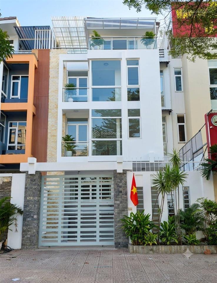 Nhà cho thuê dt 8x20m, hầm 4 tầng, 3p đường trương văn bang quận 2. thang máy, máy lạnh giá 70tr