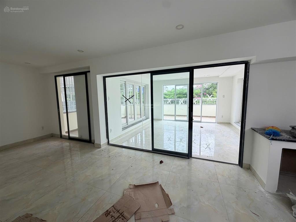 Nhà cho thuê dt 8x20m, hầm 4 tầng, 3p đường trương văn bang quận 2. thang máy, máy lạnh giá 70tr