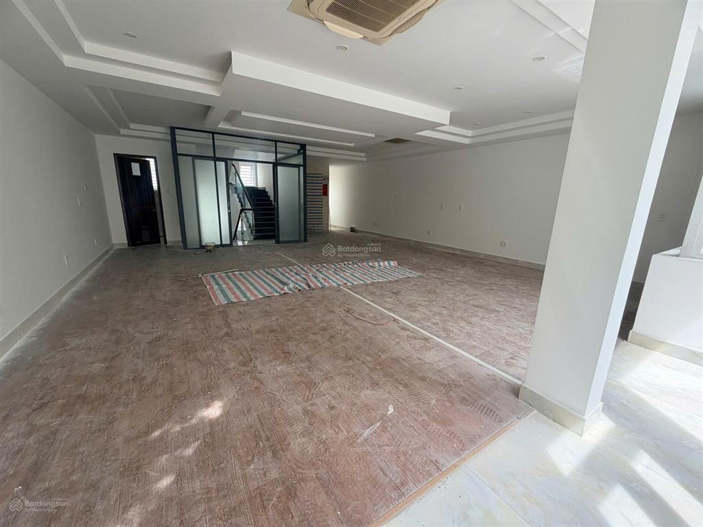 Nhà cho thuê dt 8x20m, hầm 4 tầng, 3p đường trương văn bang quận 2. thang máy, máy lạnh giá 70tr