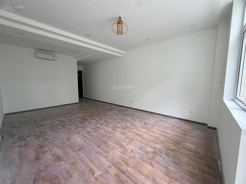 Nhà cho thuê dt 8x20m, hầm 4 tầng, 3p đường trương văn bang quận 2. thang máy, máy lạnh giá 70tr