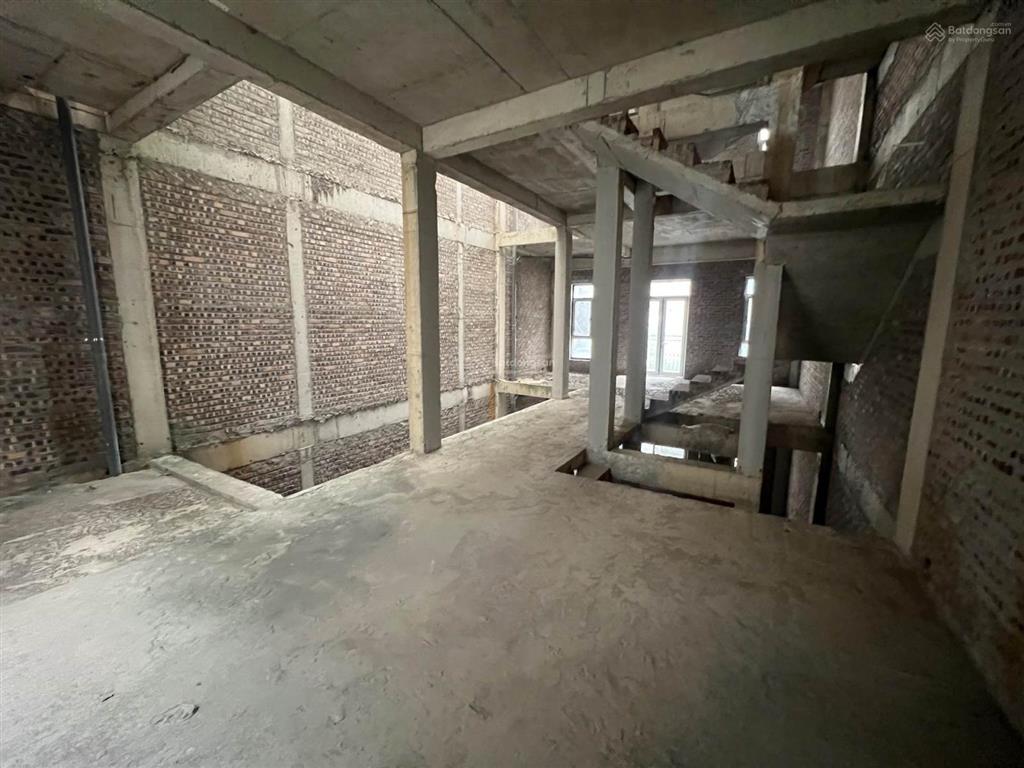 Liền kề thô, ô thang máy kđt him lam vạn phúc  rẻ nhất khu vực
2 mặt đường trước sau