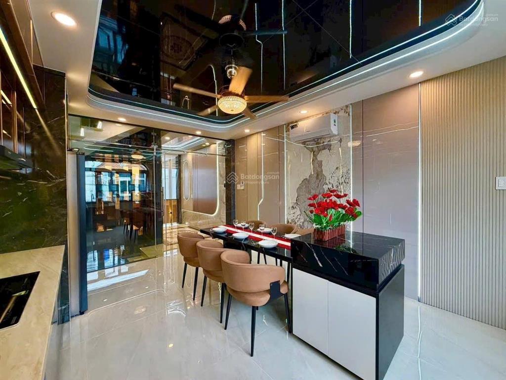 Bán nhà 1 trệt 1 lửng 3 lầu có thang máy ngay gần sát bên chợ minh phát có sân thượng
