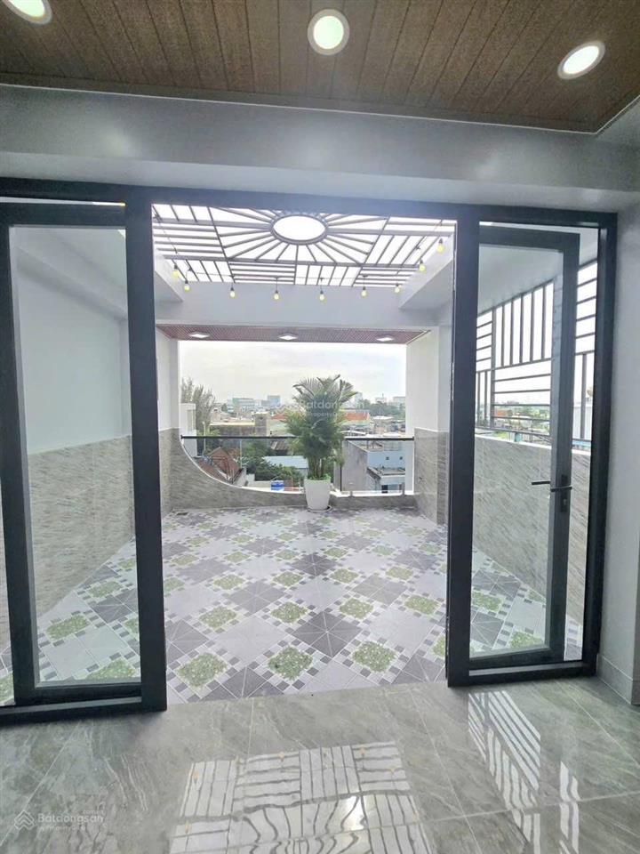 Bán nhà 1 trệt 1 lửng 3 lầu có thang máy ngay gần sát bên chợ minh phát có sân thượng