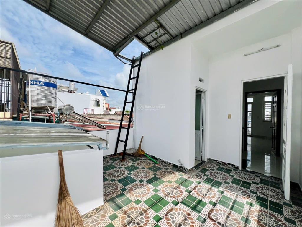 Bán nhà ngay gần chợ thạnh xuân hẻm xe hơi 1 trệt 2 lầu 3pn sân để xe hơi chỉ nhỉnh 4 tỷ