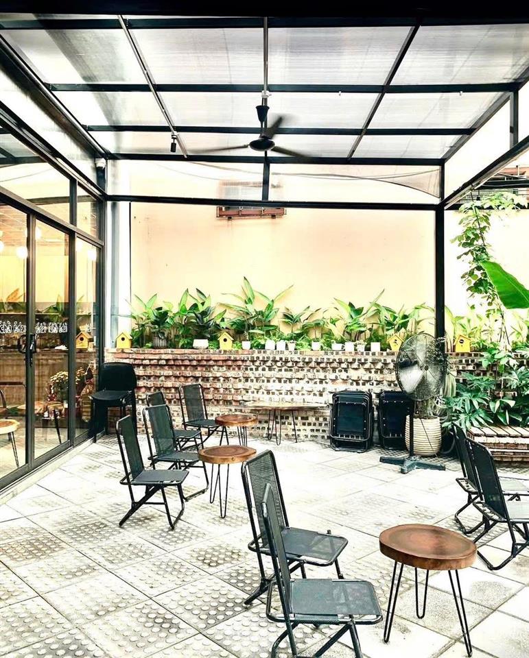 Cho thuê biệt thự sân vườn 240m2 x 3,5 tầng mặt tiền 12m cực đẹp, ô tô xe máy để thoải mái