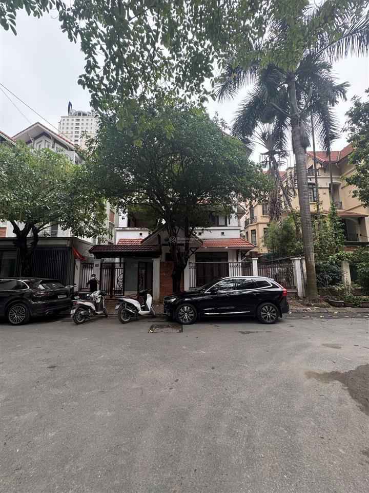 Cho thuê biệt thự sân vườn 240m2 x 3,5 tầng mặt tiền 12m cực đẹp, ô tô xe máy để thoải mái