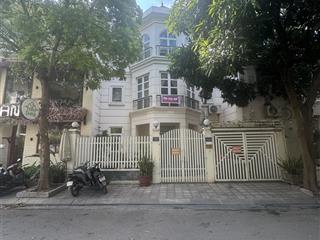 Cho thuê biệt thự tại trần quốc hoàn cực đẹp có thang máy đất 300m2 xây dựng 120m2 x 4 tầng mt 18m