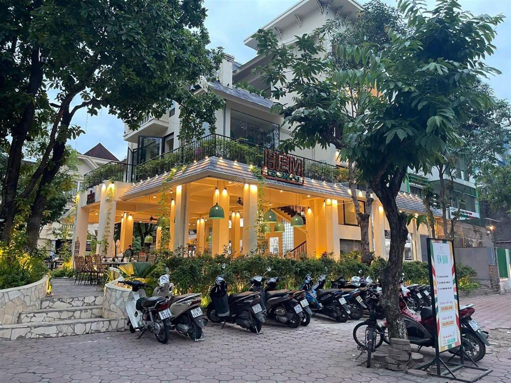 Cho thuê thẳng tại mặt phố khu vực nguyễn cơ thạch cực đẹp  lô góc 2 mặt tiền cực sầm uất