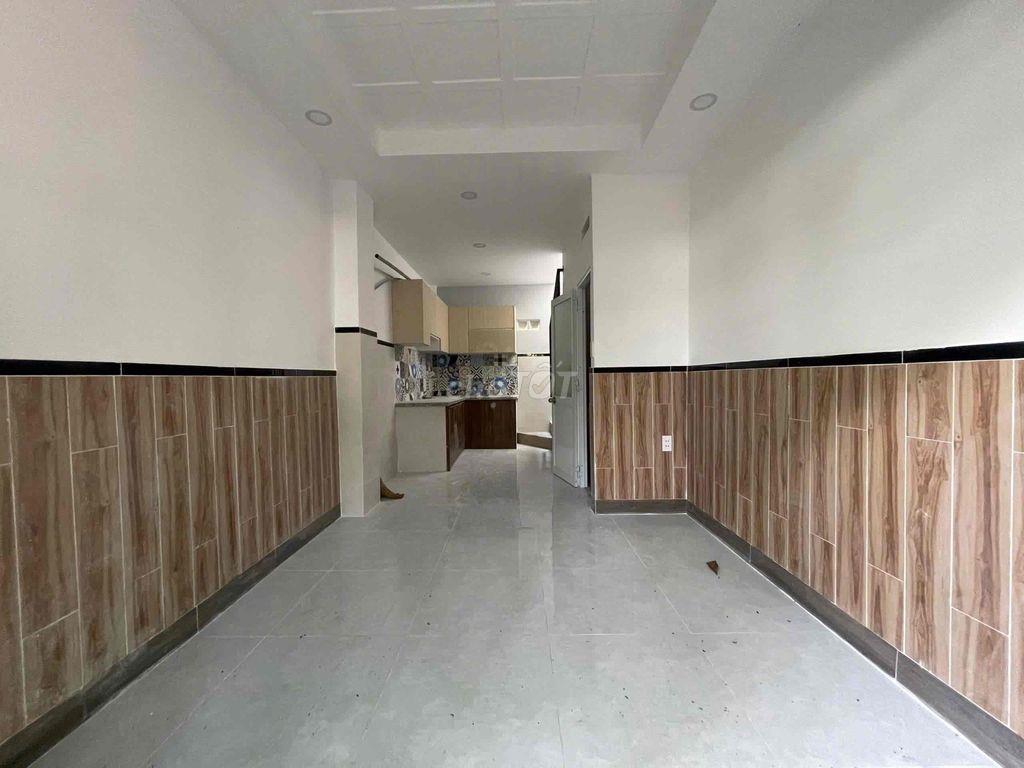 Nhà Apd 25 ngay ngã tư,công viên trước mặt, 2pn đối diện Đh Ntt 5,5tr