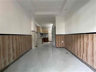 Nhà Apd 25 ngay ngã tư,công viên trước mặt, 2pn đối diện Đh Ntt 5,5tr