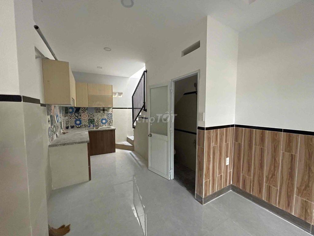 Nhà Apd 25 ngay ngã tư,công viên trước mặt, 2pn đối diện Đh Ntt 5,5tr