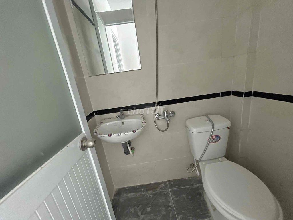 Nhà Apd 25 ngay ngã tư,công viên trước mặt, 2pn đối diện Đh Ntt 5,5tr