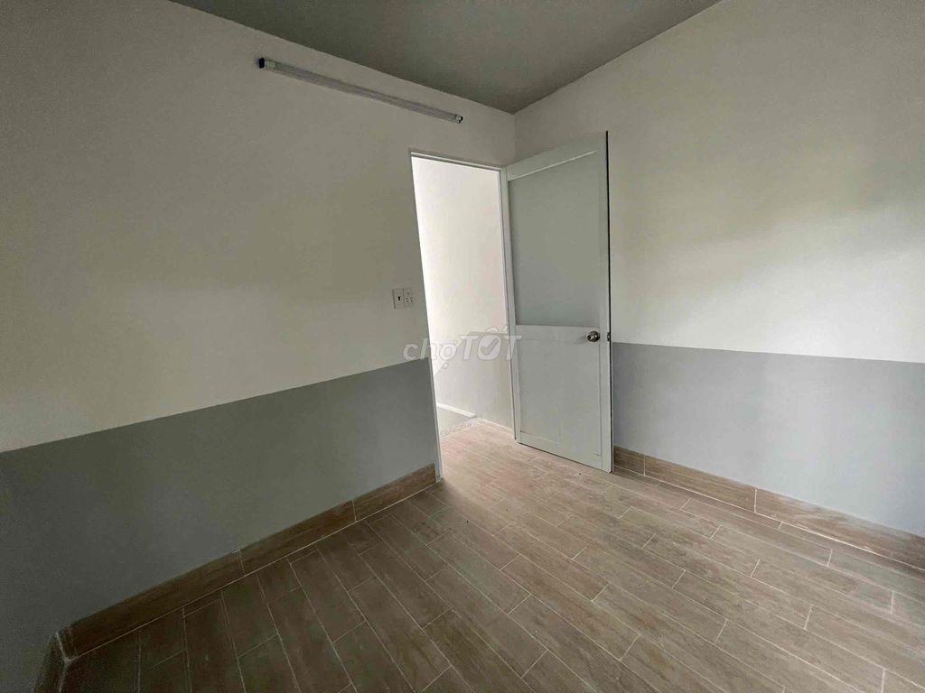 Nhà Apd 25 ngay ngã tư,công viên trước mặt, 2pn đối diện Đh Ntt 5,5tr