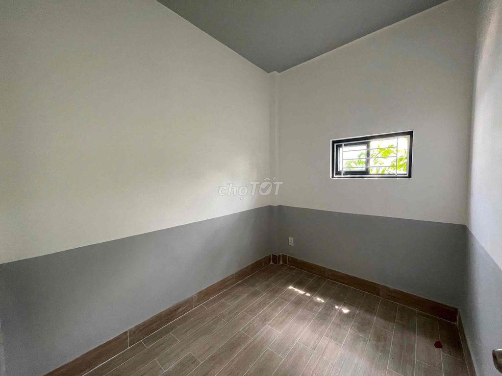 Nhà Apd 25 ngay ngã tư,công viên trước mặt, 2pn đối diện Đh Ntt 5,5tr