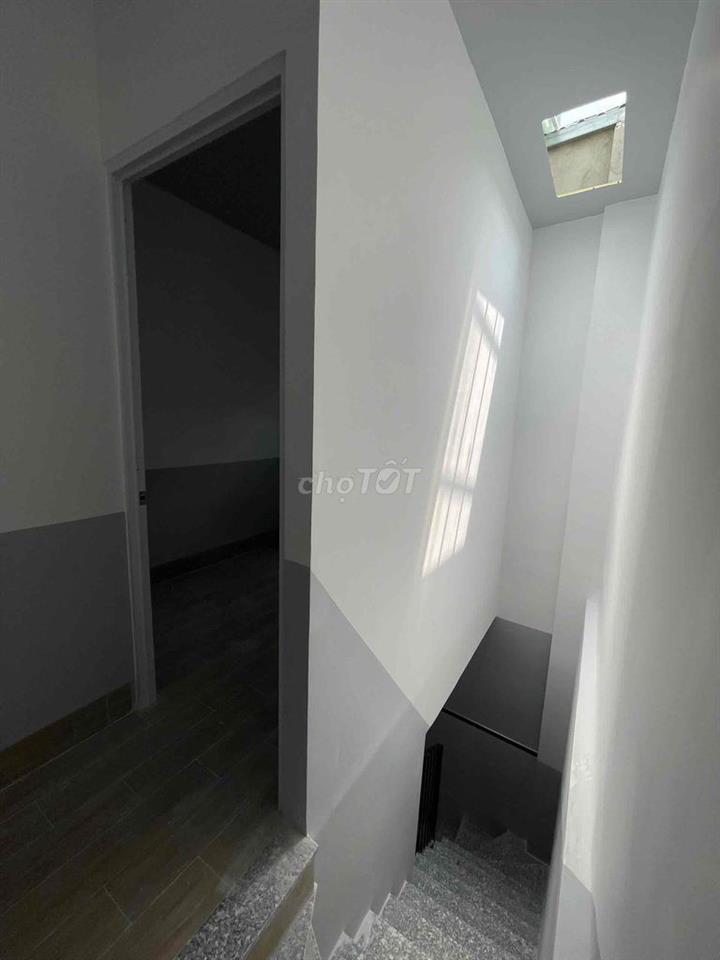Nhà Apd 25 ngay ngã tư,công viên trước mặt, 2pn đối diện Đh Ntt 5,5tr